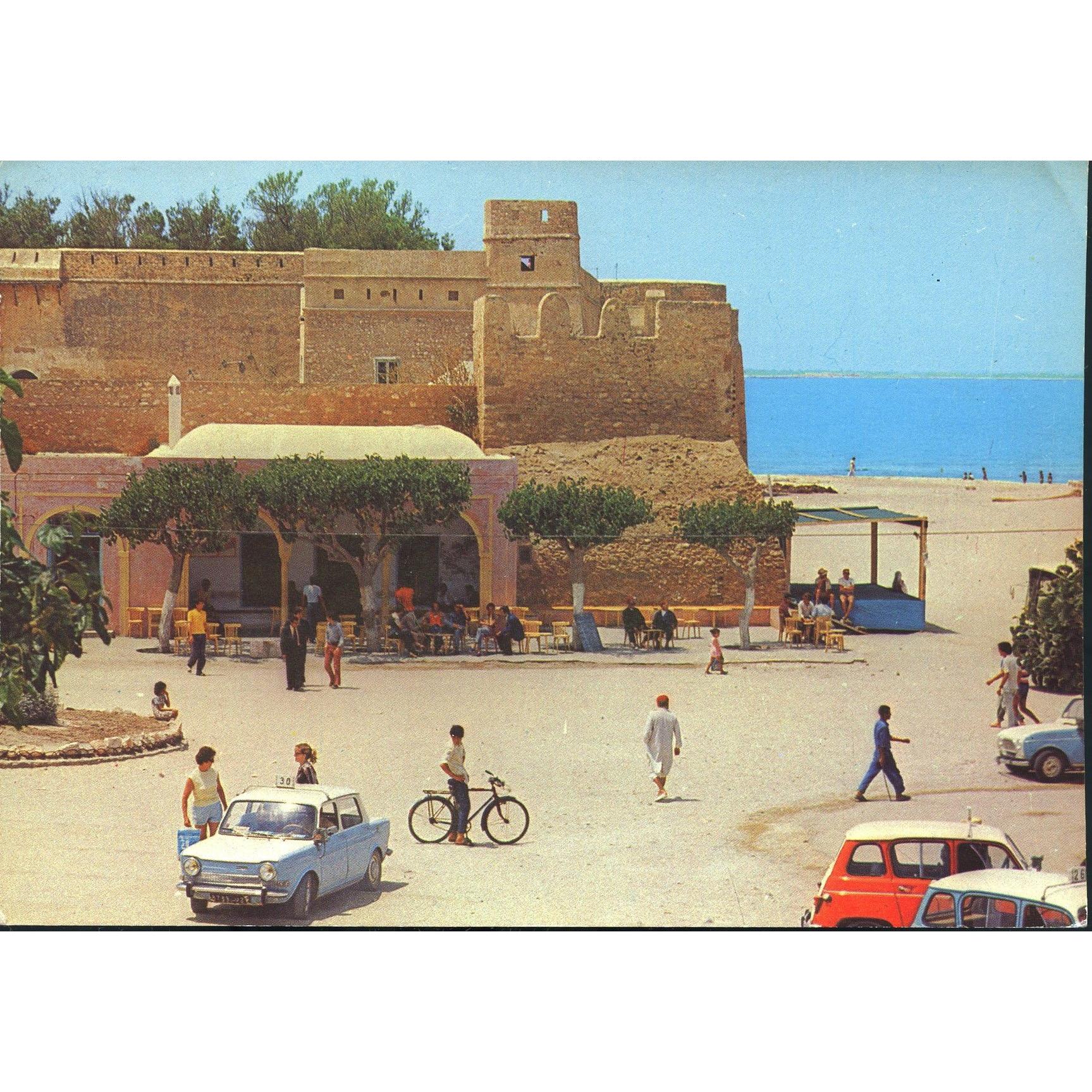 Colour Postcard 'Hammamet (Tunisie): la Grande Place'